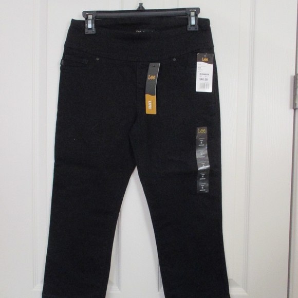 LEE black pull-on SLIMMING FIT Capri - sz 4M - $48 - Picture 1 of 4